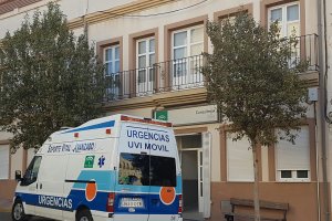 Ambulancia a las puertas del consultorio médico de Dalías.