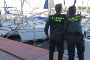 Agentes de la Guardia Civil en el puerto deportivo de Almerimar.