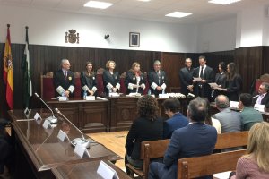 Los tres nuevos colegiados (a la derecha) leen unas líneas sobre el compromiso de los procuradores