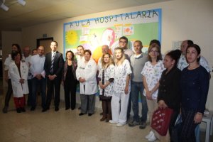 Imagen de profesionales sanitarios y familiares de los menores