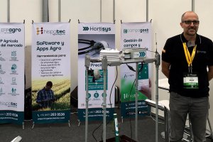 La representación de Hispatec presentando Hortisys en la feria celebrada en Irapuato (México).