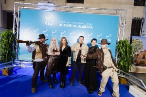 Kiko Medina y Mercedes Hoyos en la entrada del Cervantes, antes de la gala.