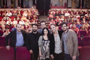 Equipo de la película con los responsables del festival.