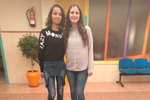 Las alumnas Fadoua Lachab y Ana Belén Guillén, autoras del artículo  en el IES Abdera.
