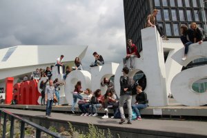 Alumnos en la ciudad de Amsterdam durante un intercambio.