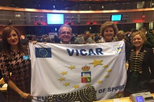 Antonio Bonilla con la bandera que reconoce a Vícar como Villa Europea del Deporte 2017.