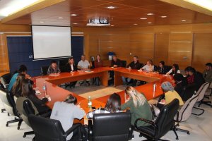 Los estudiantes, hoy en su visita al ayuntamiento de El Ejido, reunidos con la concejala Luisa Barranco.