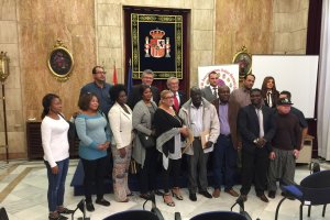 Foto de familia de los representantes de los colectivos en la sede de la Subdelegación