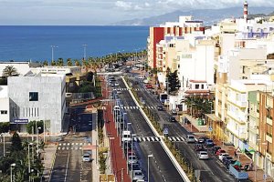 Una de las principales calles de Adra.