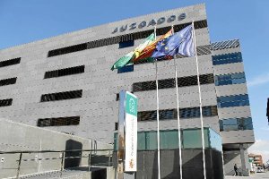 El juez suspende la pena de cárcel a condición de que no vuelva a delinquir.