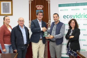 Manuel Cortés, alcalde de Adra, recibiendo el "Iglú Verde" de Ecovidrio.