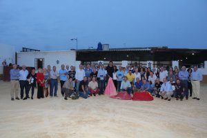 Más de cien compañeros de los subtenientes Antonio García Moya y Aurelio Alvir Jiménez se fotografiaron en el ruedo, previo a la capea donde junto a 