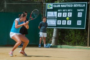 Paola Expósito en el fondo de la pista.