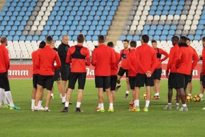 Soriano hablando a sus jugadores antes del entrenamiento.