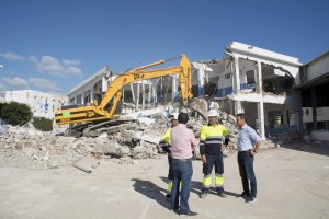 El alcalde,  visitó ayer los trabajos de demolición del antiguo colegio.