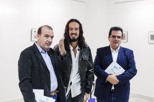 El diputado de Cultura y el director de FICAL junto a Daniel Ortega, fotógrafo