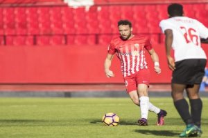 José Ángel en una jugada del partido.
