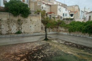 Aspecto de la Balsa Vicaria, en Vélez Blanco, prácticamente seca..
