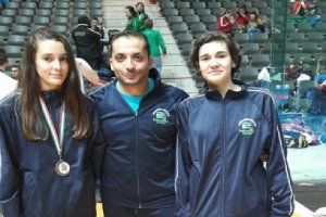 Las dos fenómenas con su entrenador.