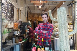 Mario Pérez  con productos de Almería y un cáctus de esparto en una de sus tiendas madrileñas.