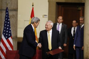 Apretón de manos entre Kerry y Margallo después de la firma del acuerdo en 2015.