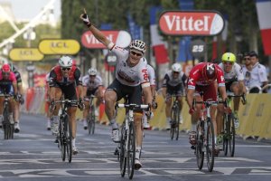 Greipel llegando a la línea de meta.