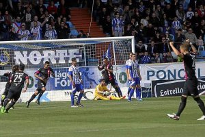 Los jugadores del Almería celebran un gol en Ponferrada.