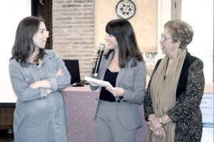 La diputada  Dolores Martínez  junto a representantes de la Asociación Almur.
