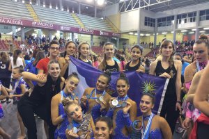 Gimnastas de Roquetas con las medallas conseguidas.