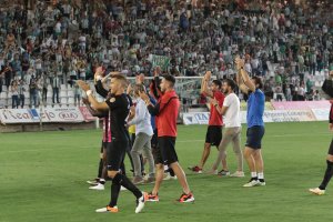 La plantilla celebra la salvación en Córdoba.