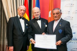 Medalla de oro europea al mérito en el trabajo con la chaqueta del Almería.