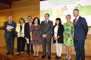 Foto de familia de las autoridades en el inicio de la jornada