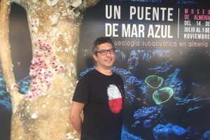 El director de la Alcazaba, ayer a las puertas de la que ha sido su casa, el Arqueológico.