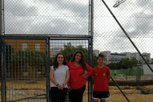 Lucas, Antonia y Sara, de 1º ESO A, durante la recogida de información para el reportaje.