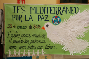 Mural realizado por los alumnos del IES Mediterráneo durante el curso anterior para conmemorar el Día de la Paz.