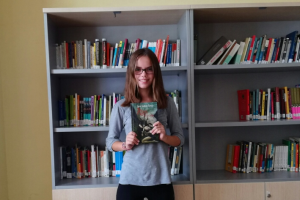 Marisa, de 1º ESO B, con el libro Alas de fuego.