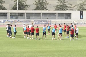 Soriano charlando con los futbolistas.