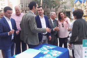 Moreno, en el centro, tras acabar el acto en Oliveros.