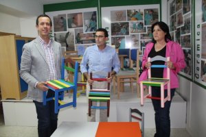 Entrega del material en el centro Javier Peña