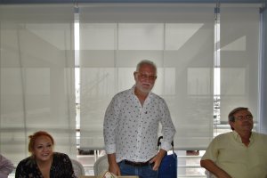 Felipe Ortiz recibe un homenaje por su jubilación de sus compañeros del Servicio Provincial de Costas de Almería.