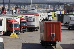 Camiones y contenedores en el Puerto de Algecir