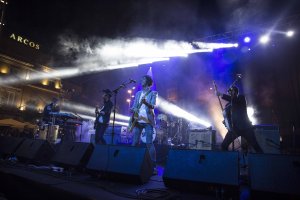 Sidonie presentó anoche en Almería, con un concierto gratuito, su nuevo disco, ‘El peor grupo del mundo’.