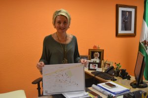 Eloísa Cabrera,  con el mapa en el que se detallan las calles afectadas por el plan.