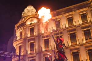 Fuego y color con los Hombres de Kobre en Puerta de Purchena.