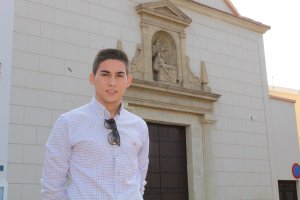 El novillero almeriense José Cabrera ante la iglesia de la Patrona de Viator, la Virgen de las Angustias.