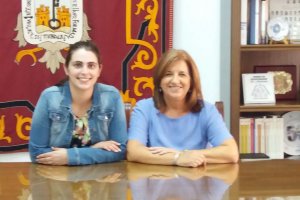 La concejal junto a una técnica de cultura