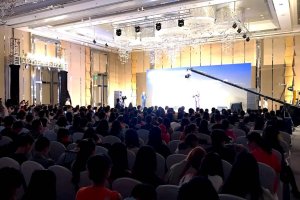 El doctor Joaquín Fernández, Director Médico de Qvision, presentando en China los resultados con las lentes ICL EVO+.