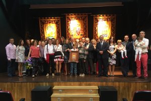 La lectura de un sentido pregón en el salón de actos Federico García Lorca del Ayuntamiento de Albox vino seguida de la entrega del escudo del munici