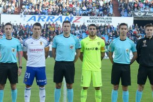 La foto de los capitanes con los árbitros.