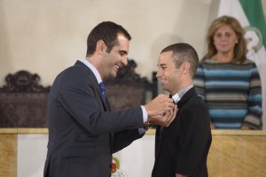 Ramón Fernández-Pacheco le pone el escudo de oro.